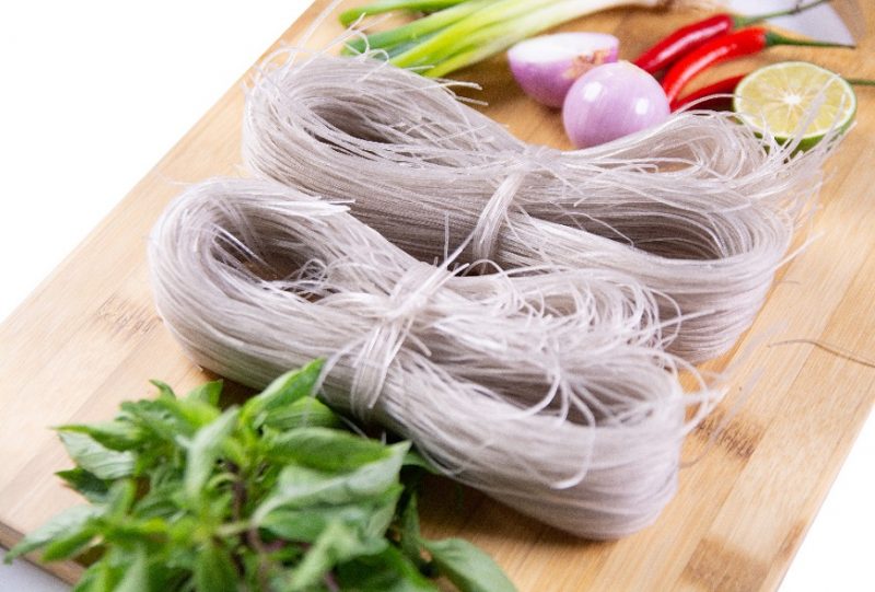 2-cach-lam-mien-xao-thit-bo-don-gian-nhung-cuc-thom-ngon